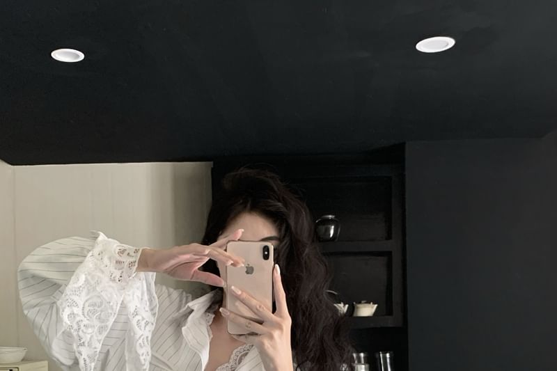 Strawolf - Oversized gestreept licht shirt / V-hals kanten top