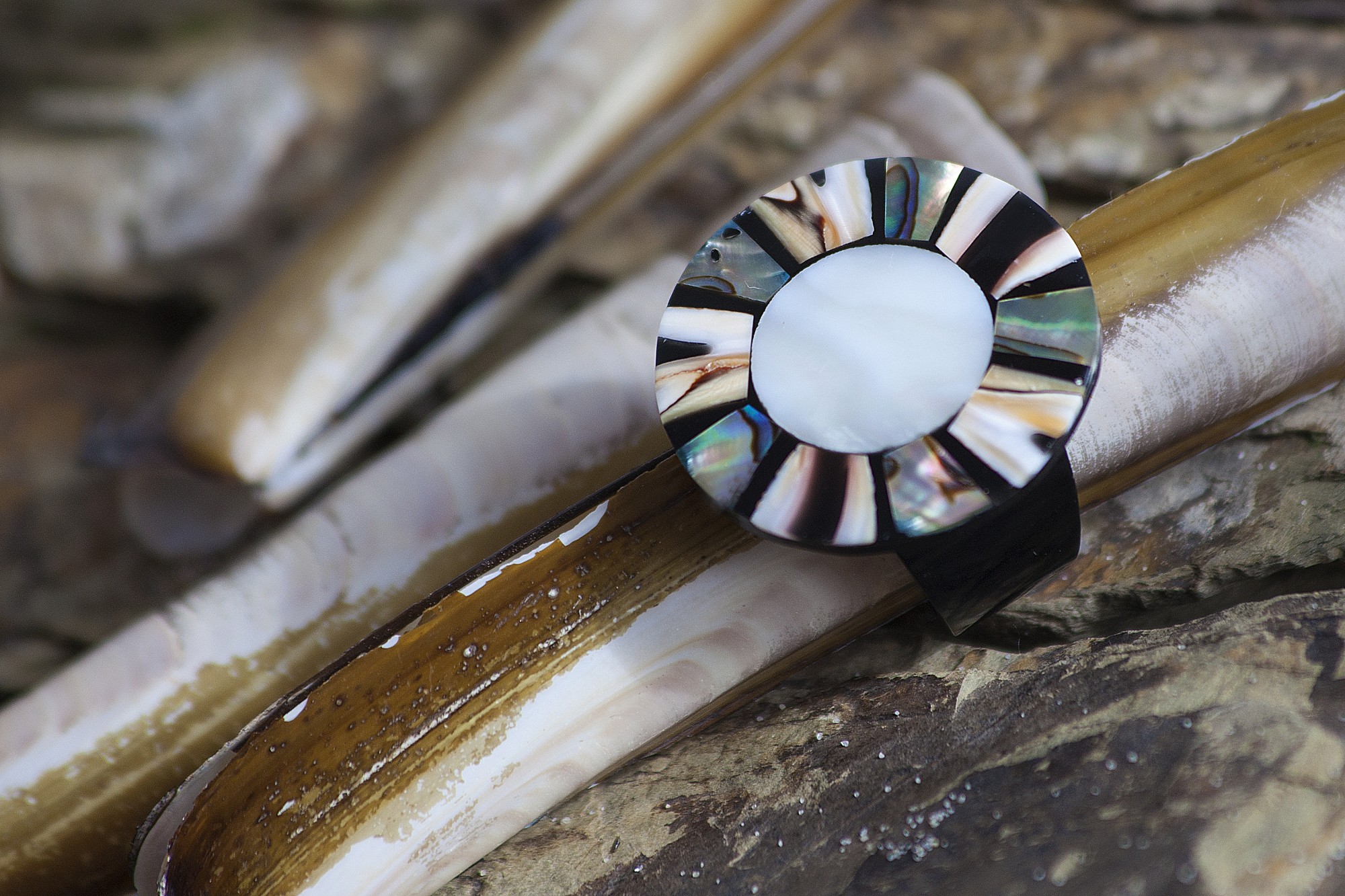 Ring aus Holz und Perlmutt, multicolor, Ø 3 cm günstig bestellen