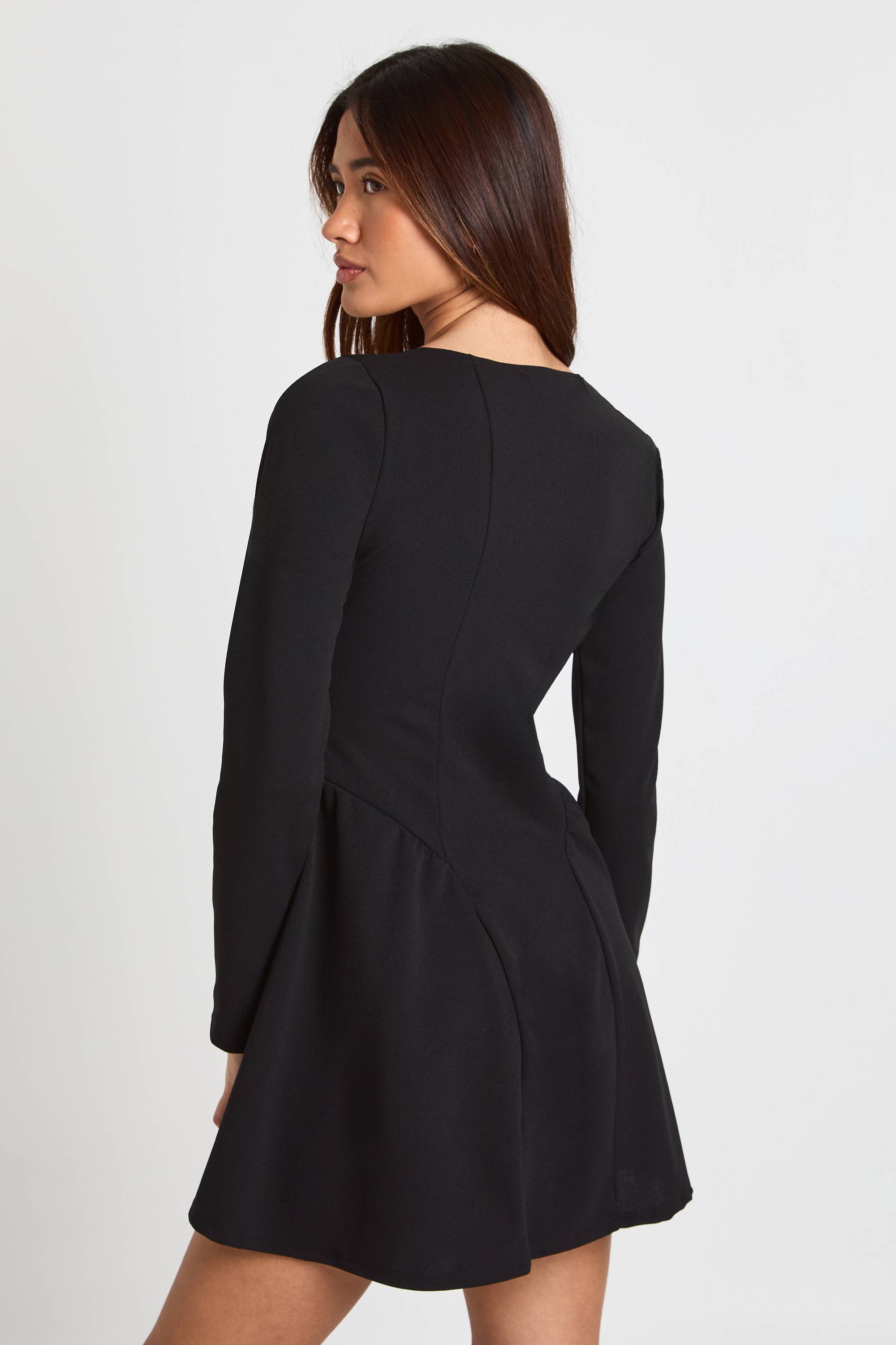 boohoo Robe mini à manches longues, encolure carrée et jupe ample