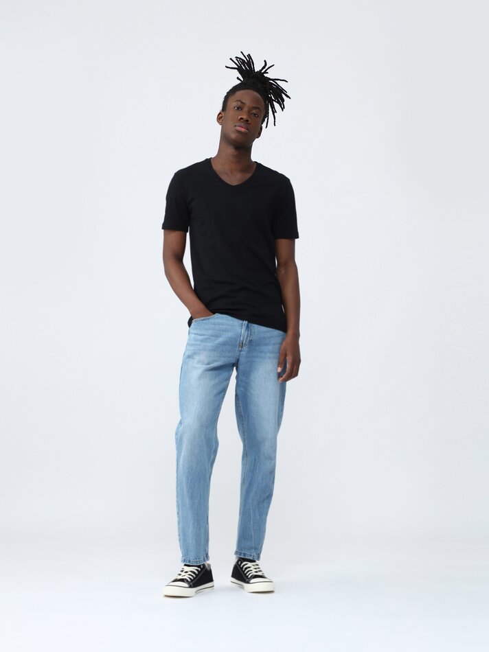 Camiseta slim com decote em V - Preta
