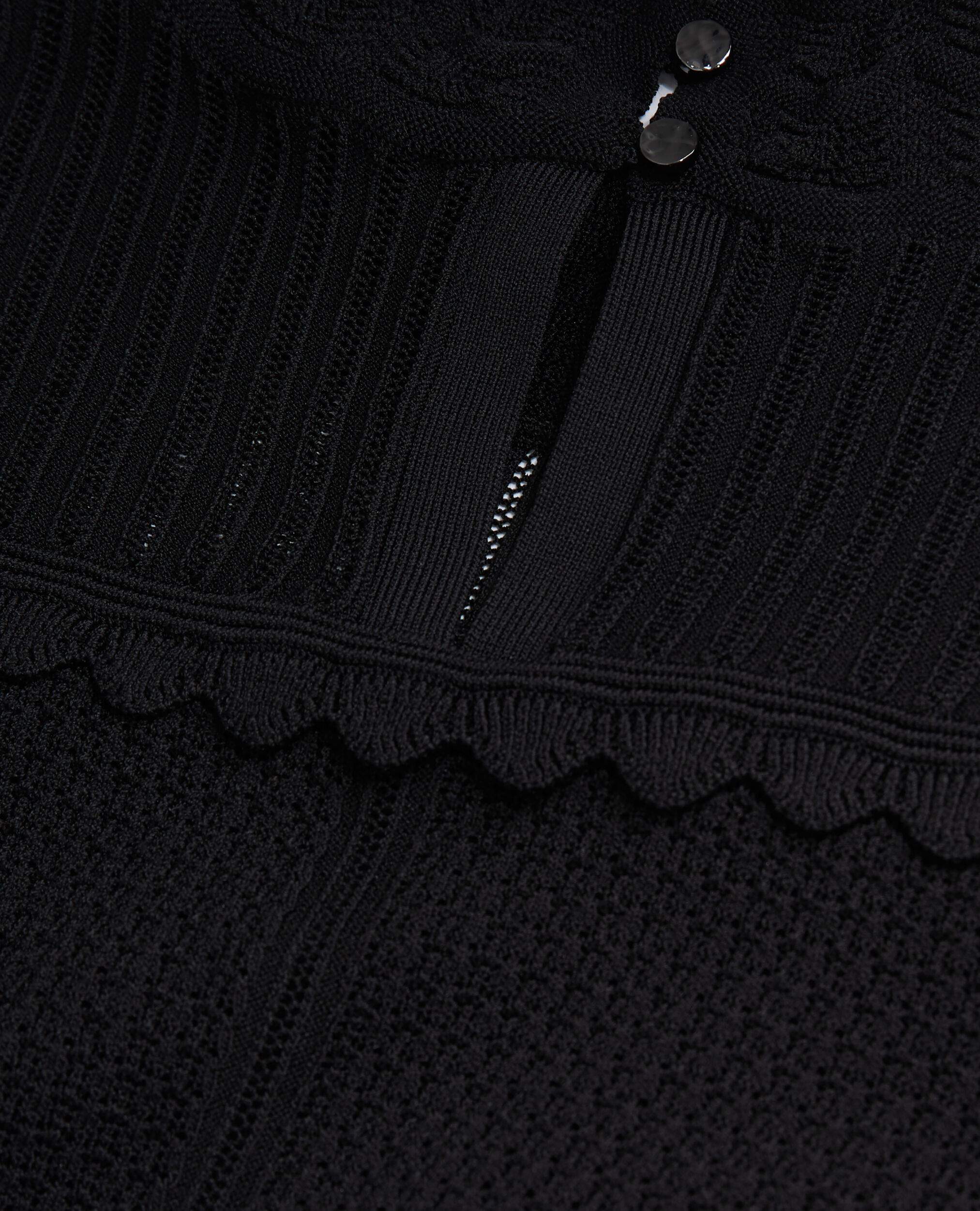 Pull noir court en maille ajourée