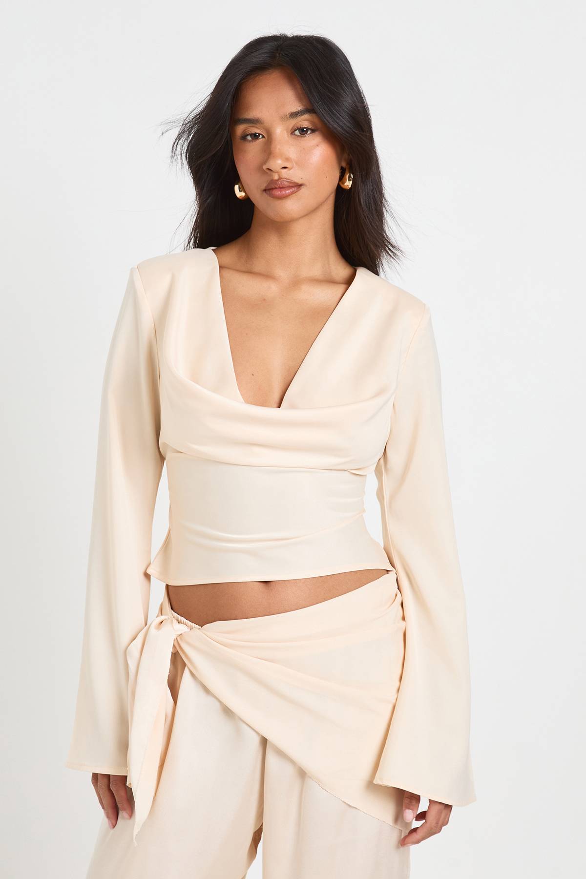 boohoo Haut Satiné À Encolure Drapée Et Manches Longues Petite