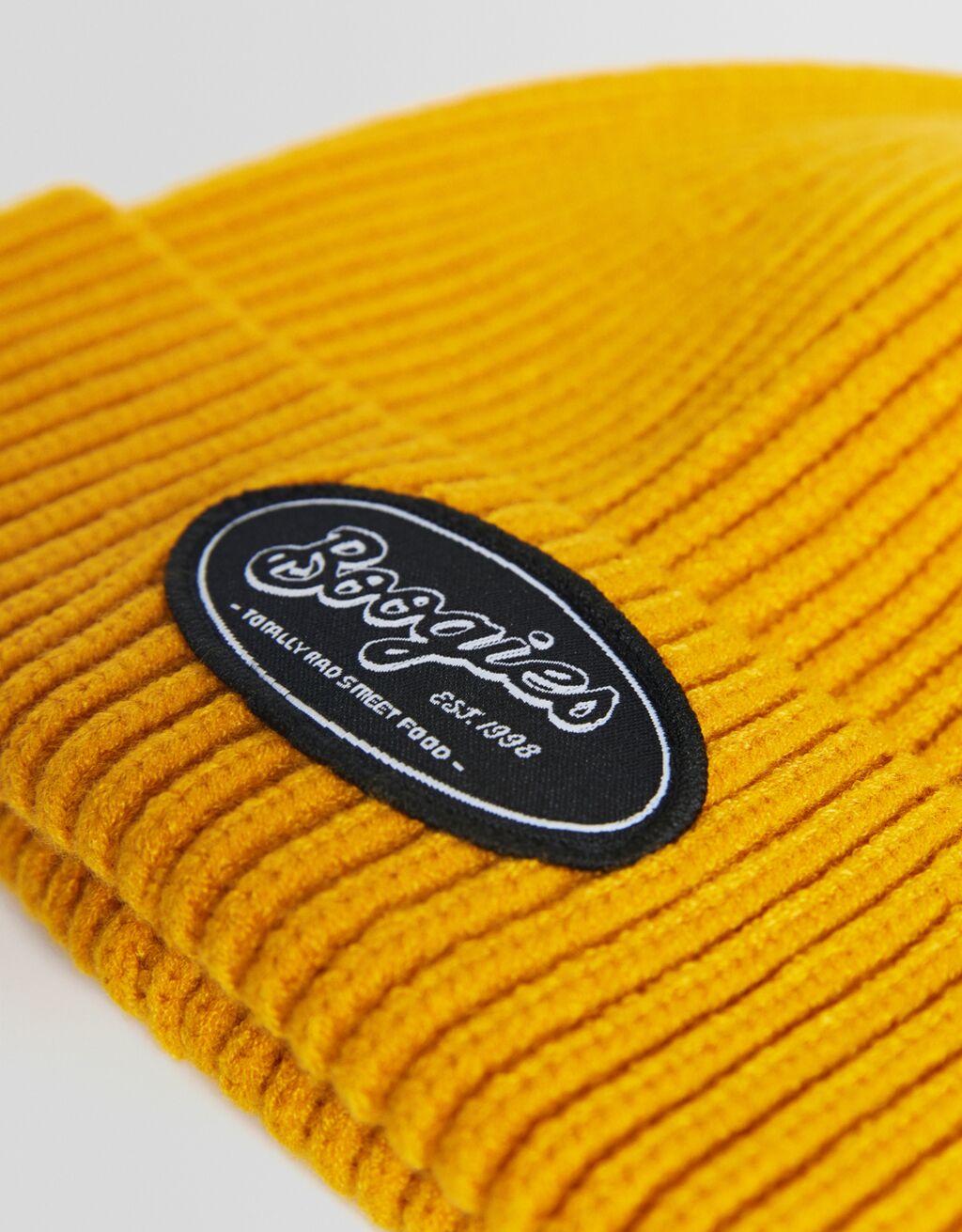 Gorro curto canelado com detalhe de aplique