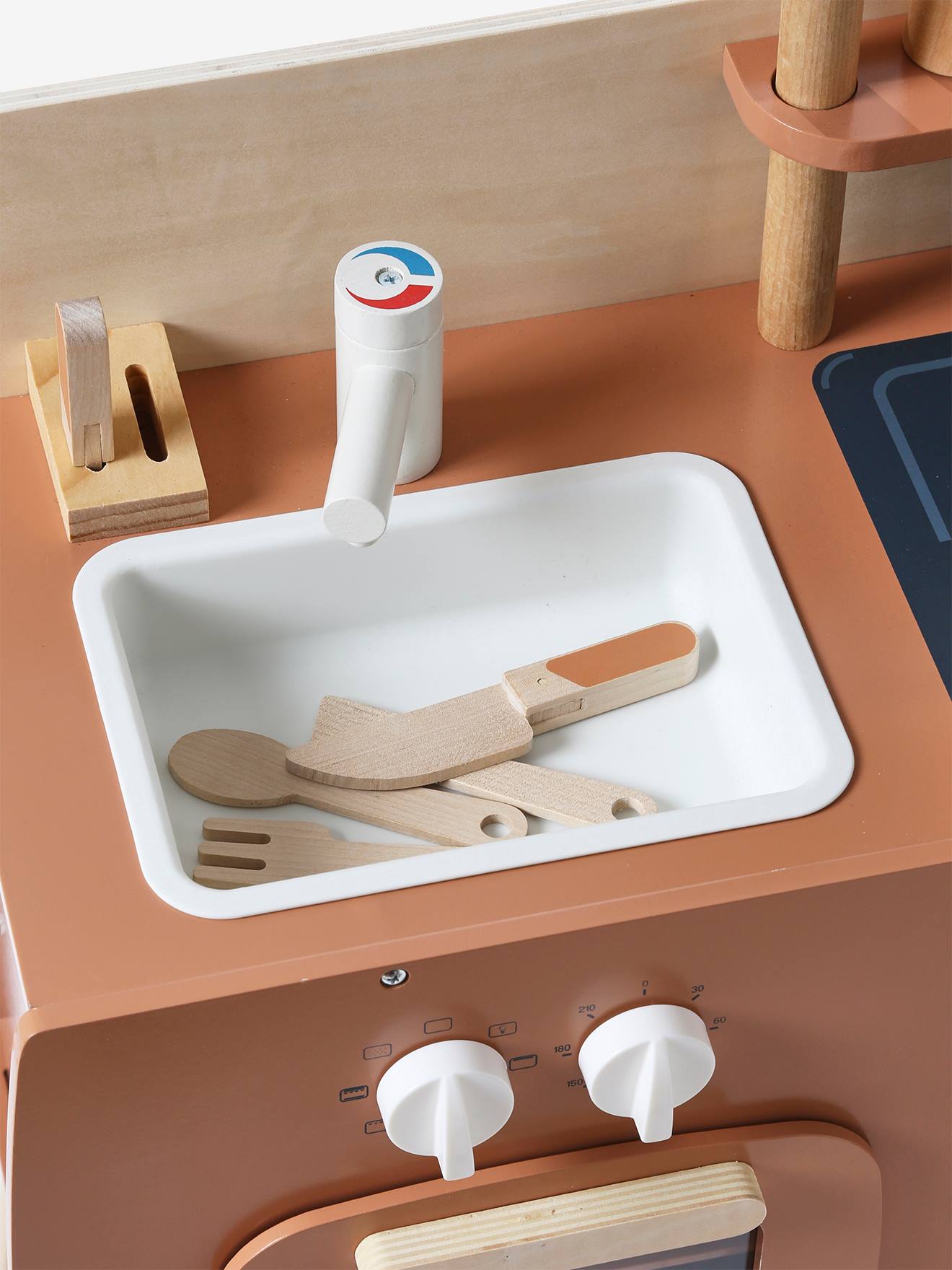 Cozinha de brinquedo de design, feita de madeira cor caramelo com certificação FSC®.