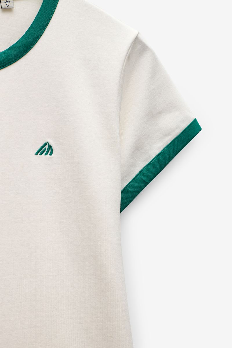 T-SHIRT COM CONTRASTE NA GOLA E MANGAS