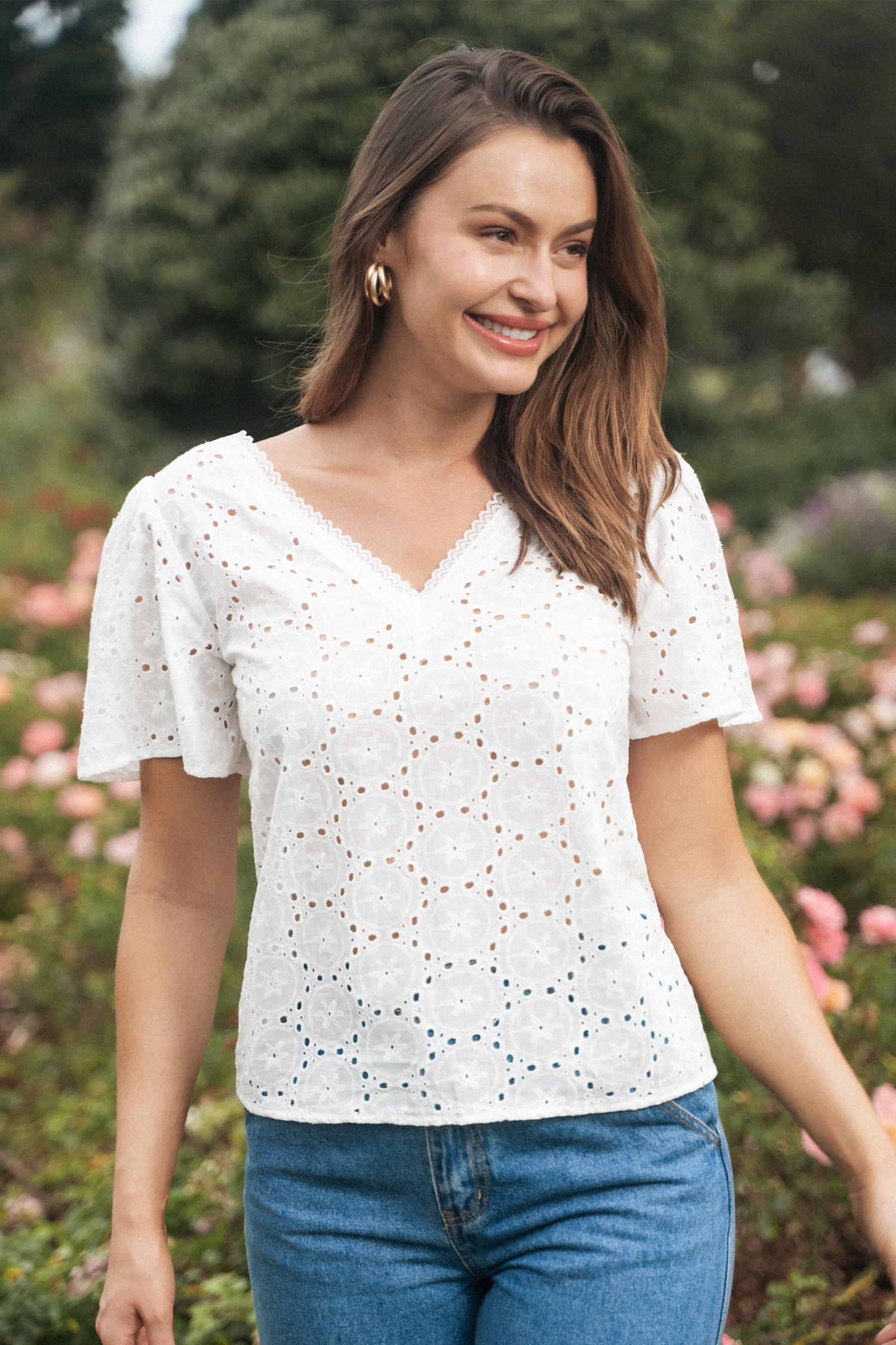 Blouse en pur coton à col V et manches évasées en œillets blanche