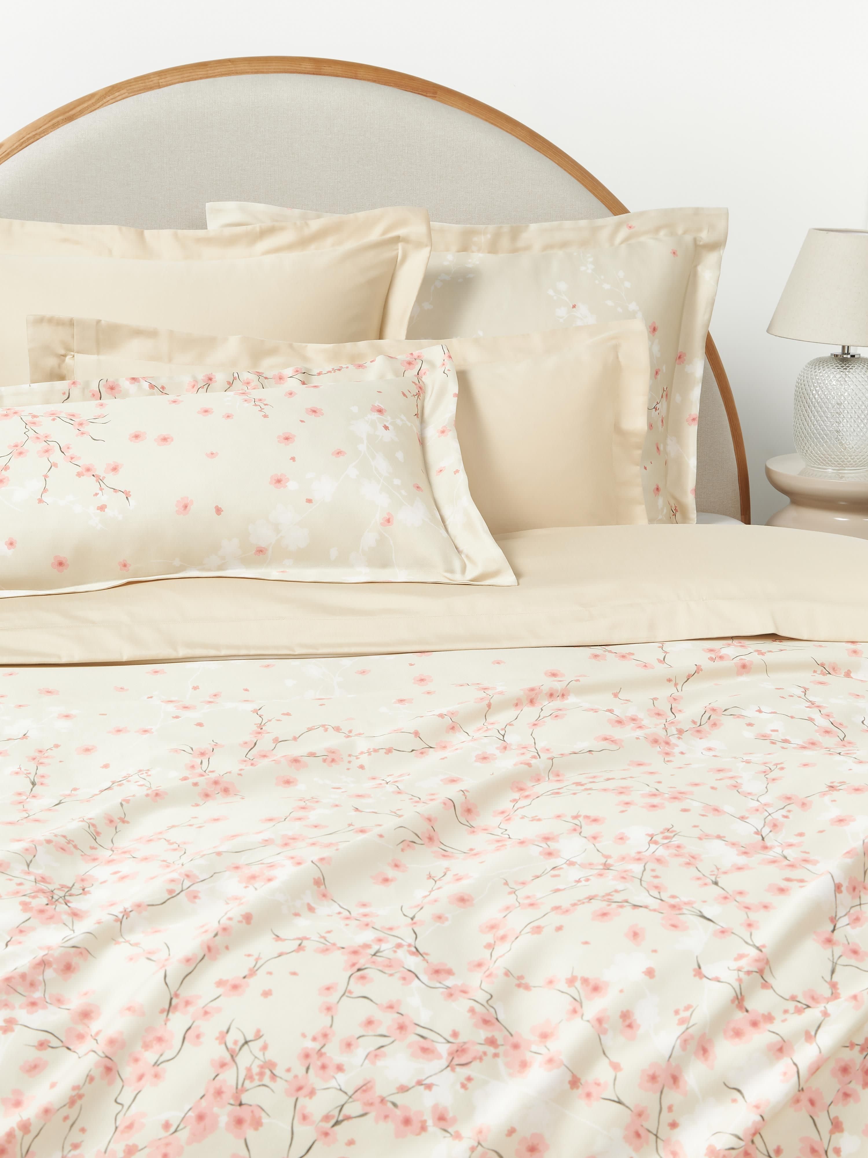 Katoenensatijnen kussenhoes Sakura met bloemenprint