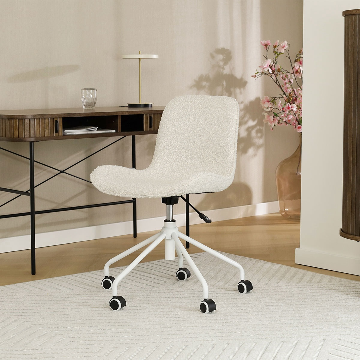 Bureaustoel Nout-Fé bouclé beige - wit onderstel
