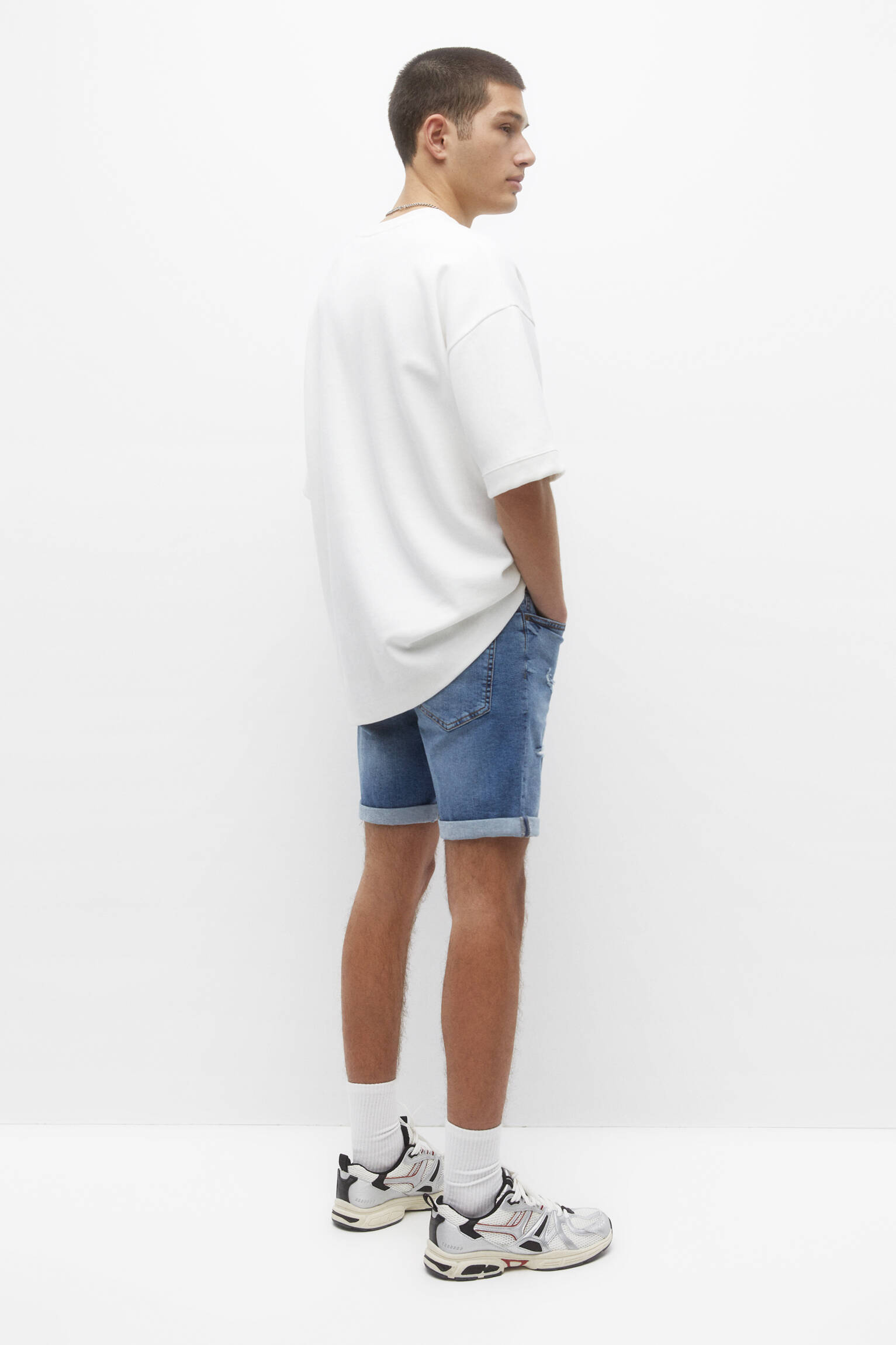 Bermuda jeans skinny com rasgos - Azul médio