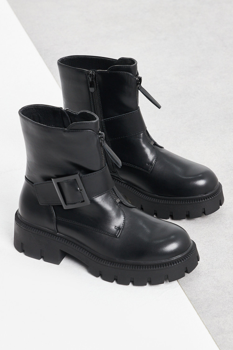 Bottines noires à boucles sur le côté