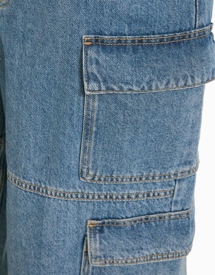 Bermuda cargo folgada em jeans