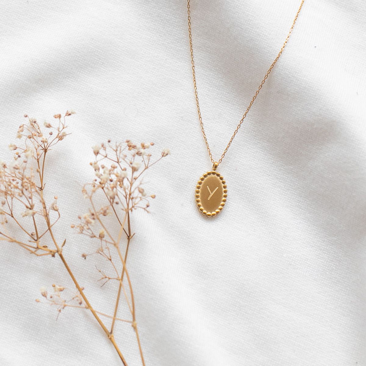 Collier médaillon gravé lettre alphabet