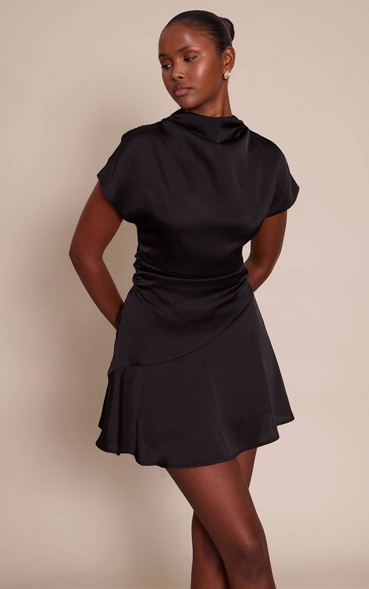 Noir Robe Courte En Satin À Manches Courtes