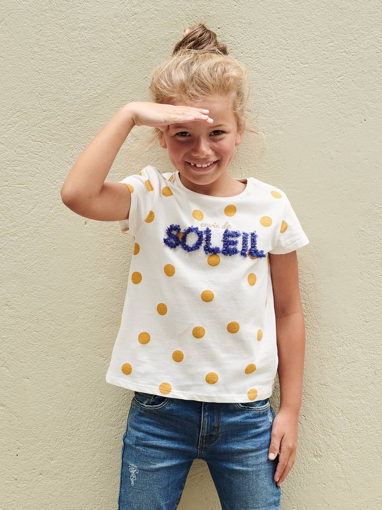 Camiseta infantil com estampa de flores em relevo, na cor off-white.