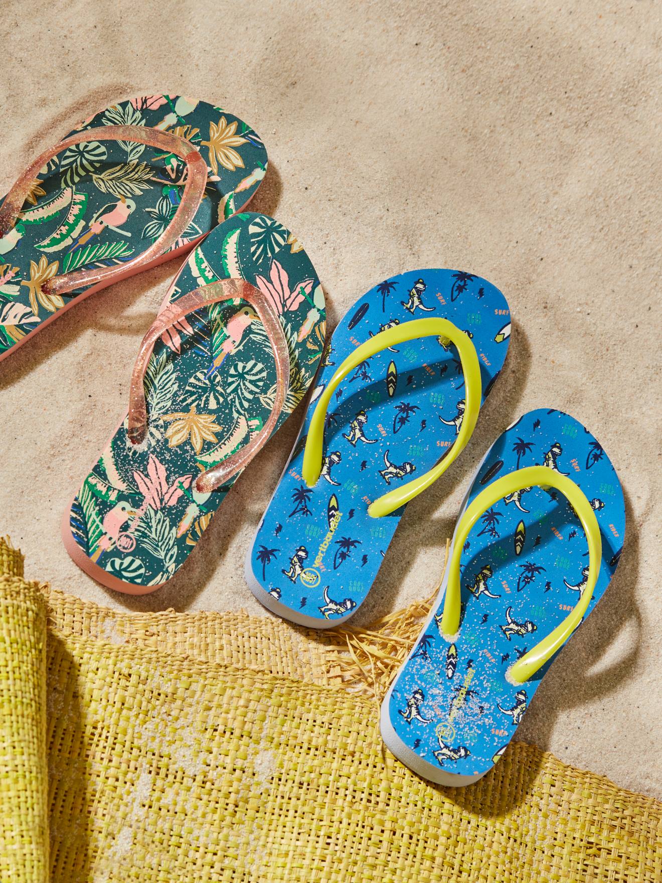 Chinelo estampado para meninos, tamanho médio, estampa azul.