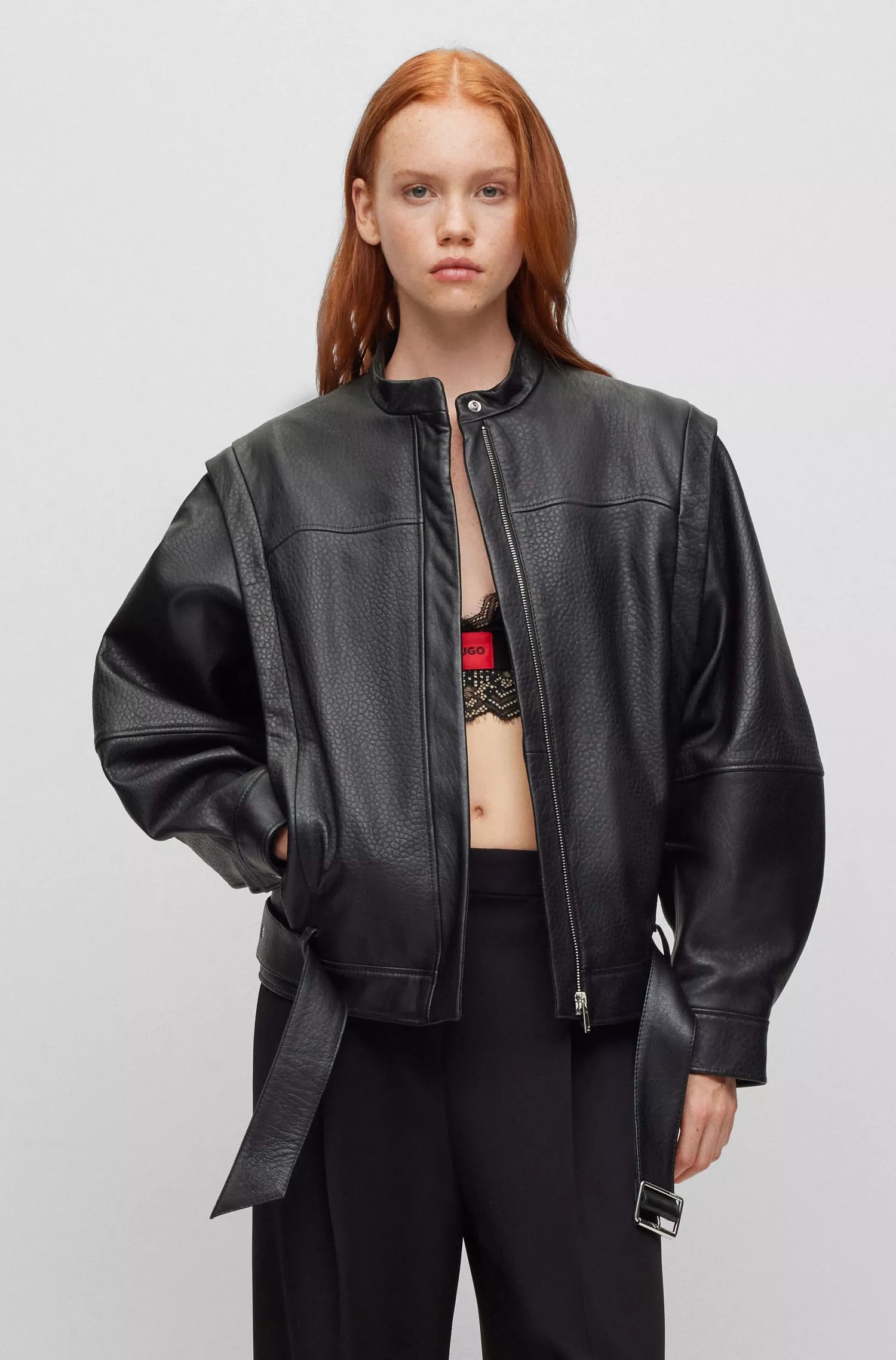 Jaqueta de couro HUGO vermelha, modelagem oversized e mangas removíveis com zíper.