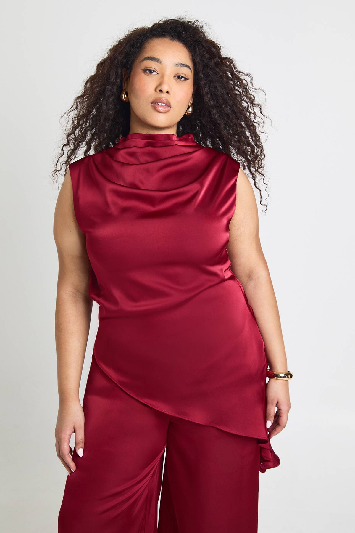 boohoo Haut Grande Taille En Satin Col Bénitier Ourlet Asymétrique