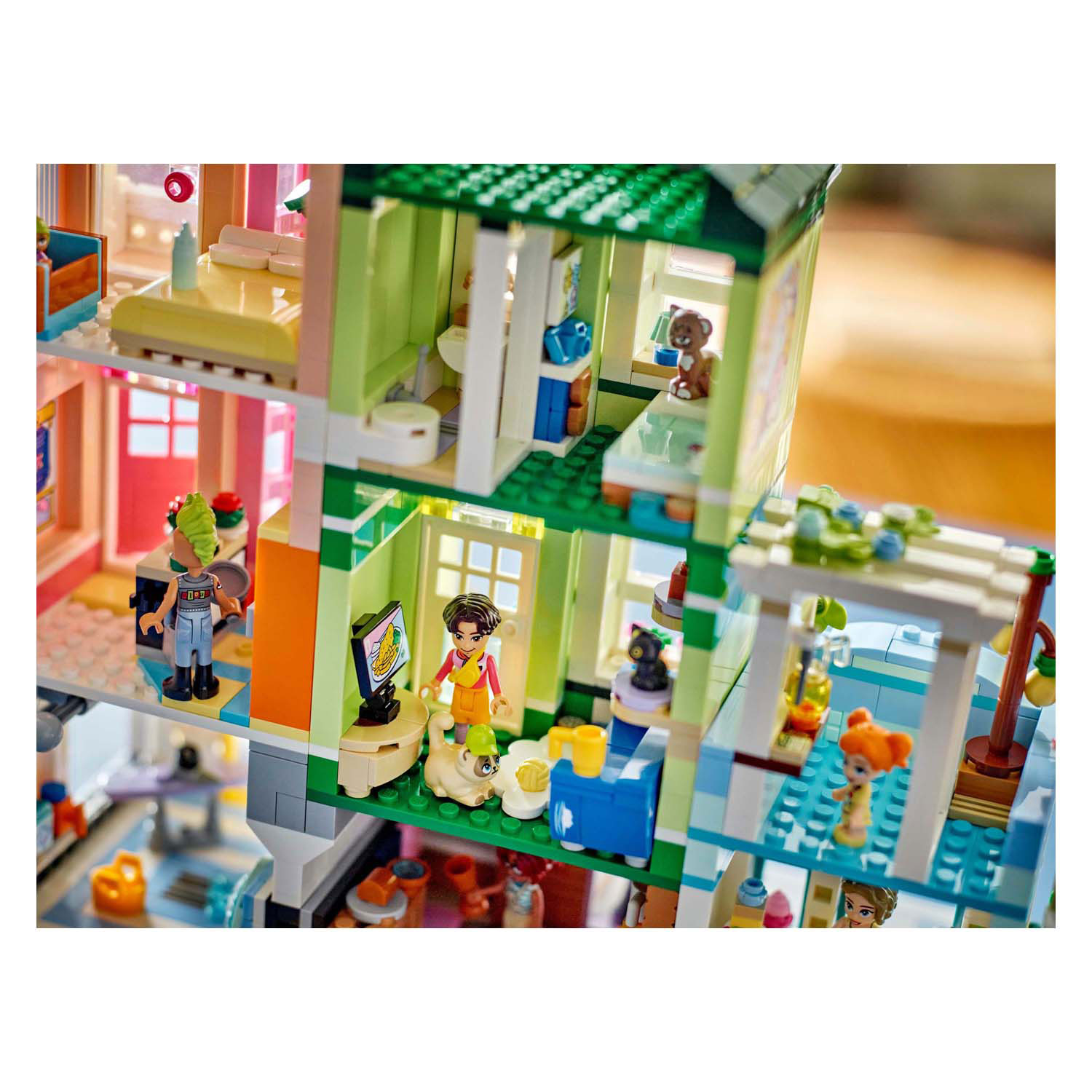 LEGO Friends 42670 Heartlake City Appartementen En Winkels