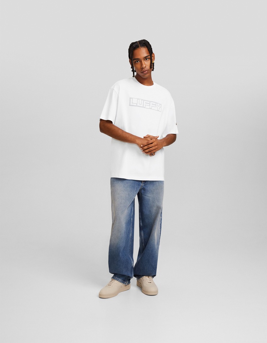 Camiseta de manga curta com estampa de One Piece e modelagem quadrada.