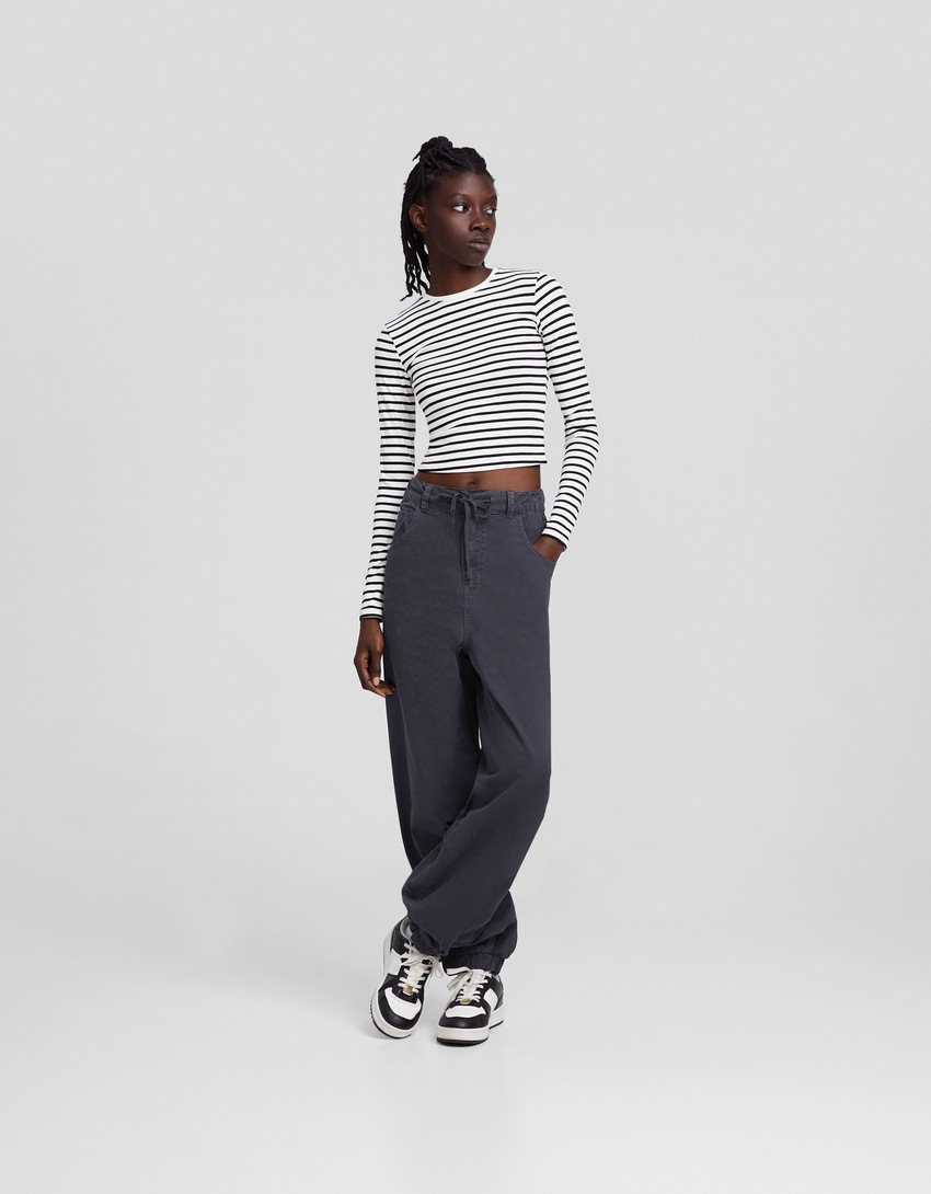 Calça jogger de algodão com cordão.