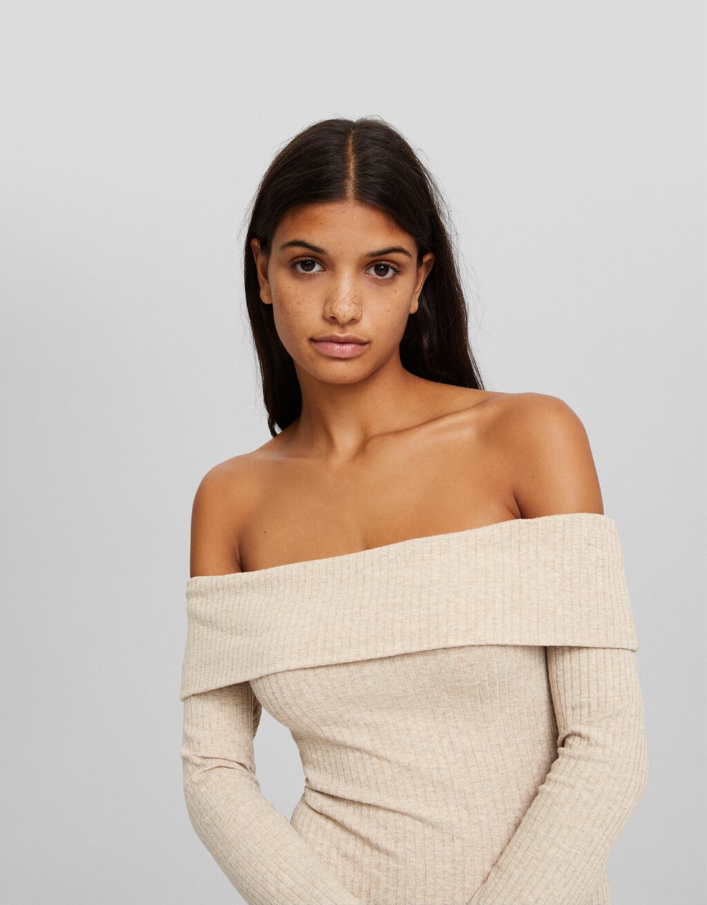 Vestido longo de tricô estilo bardot com mangas compridas