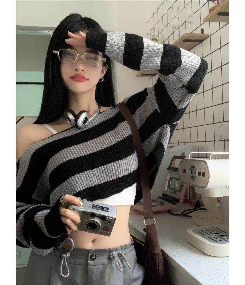Gilmort - Gestreepte off-shoulder gebreide trui met lange mouwen