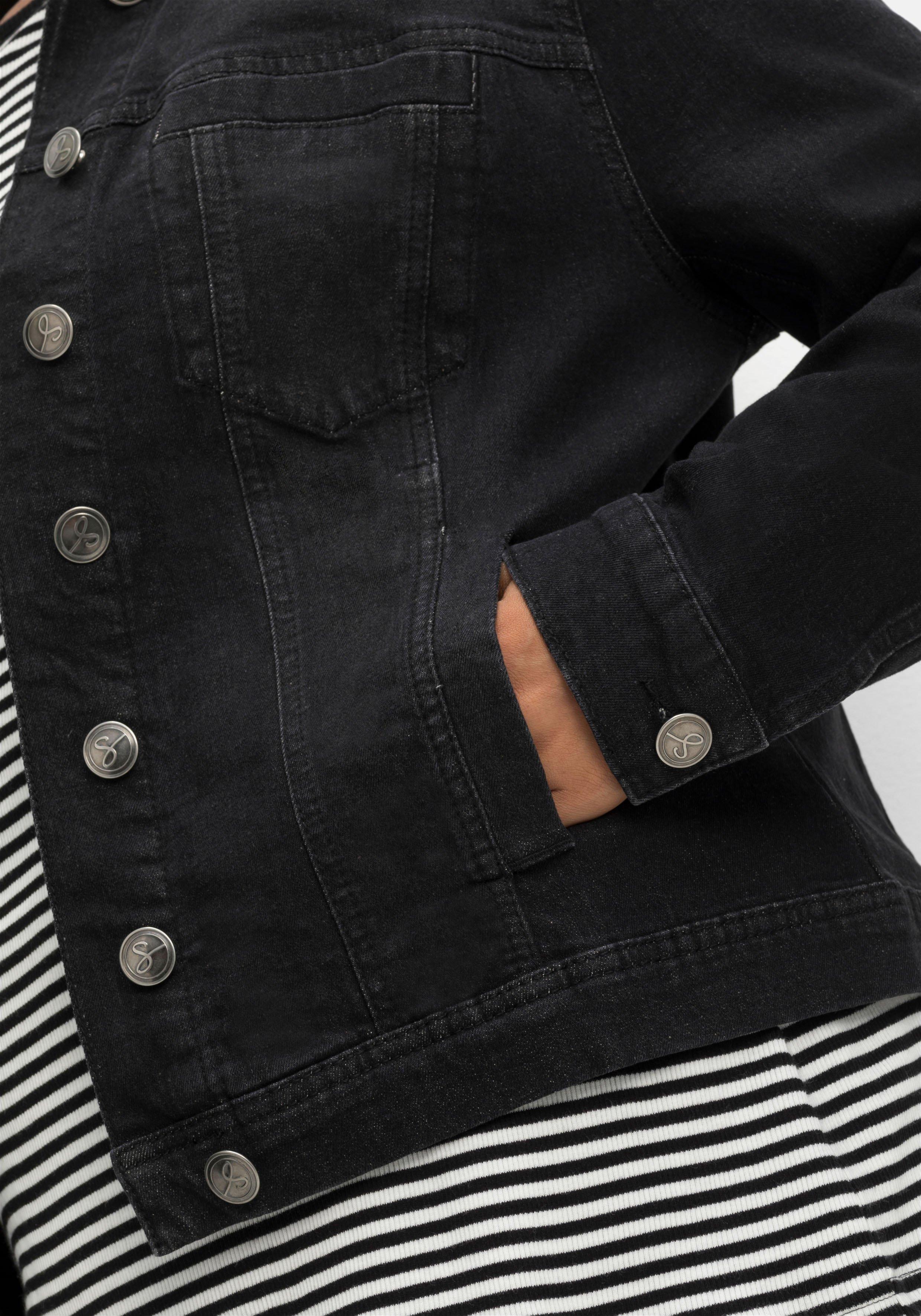Jeansjacke in leicht taillierter und verkürzter Form