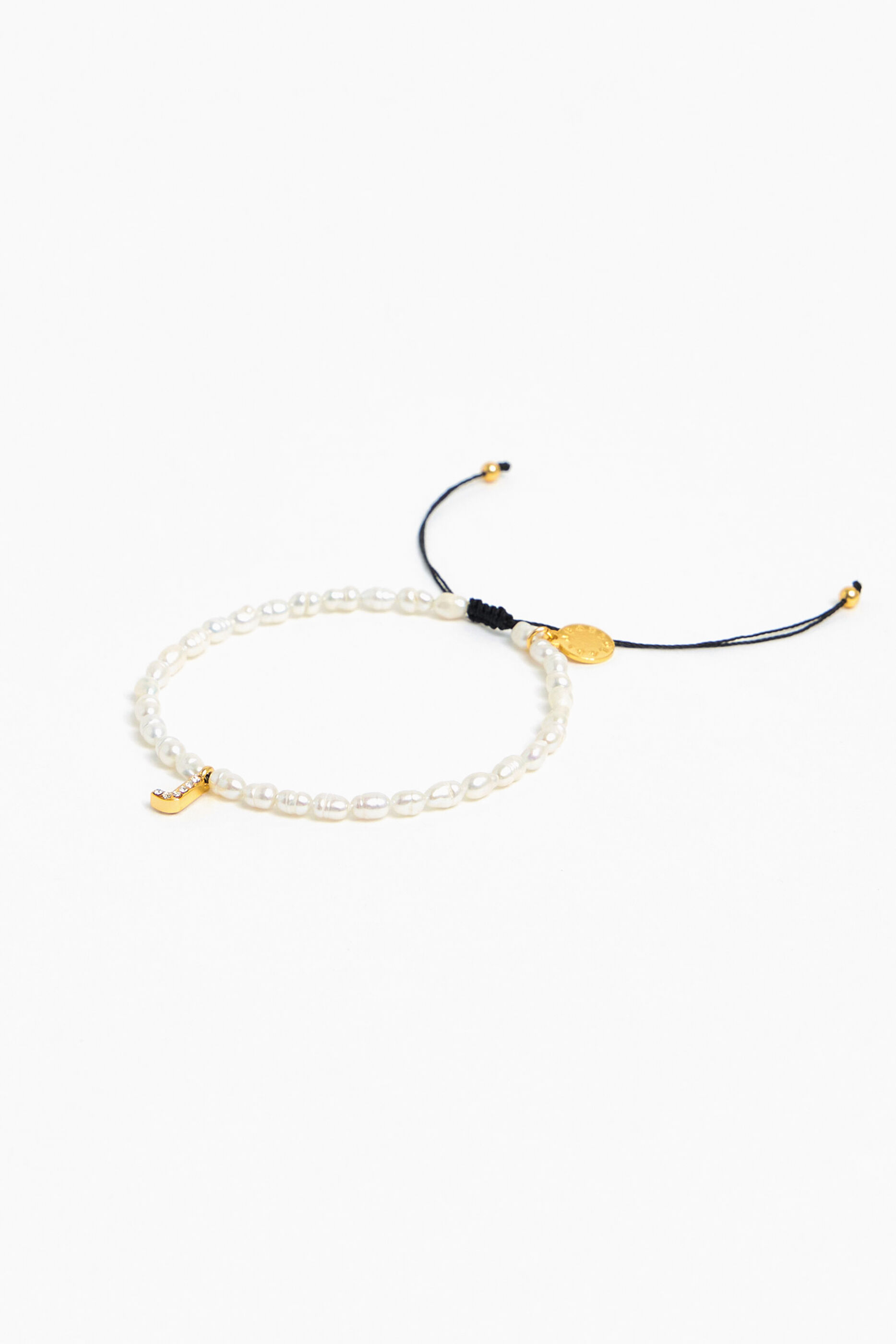 Pulseira de pérolas com a letra J