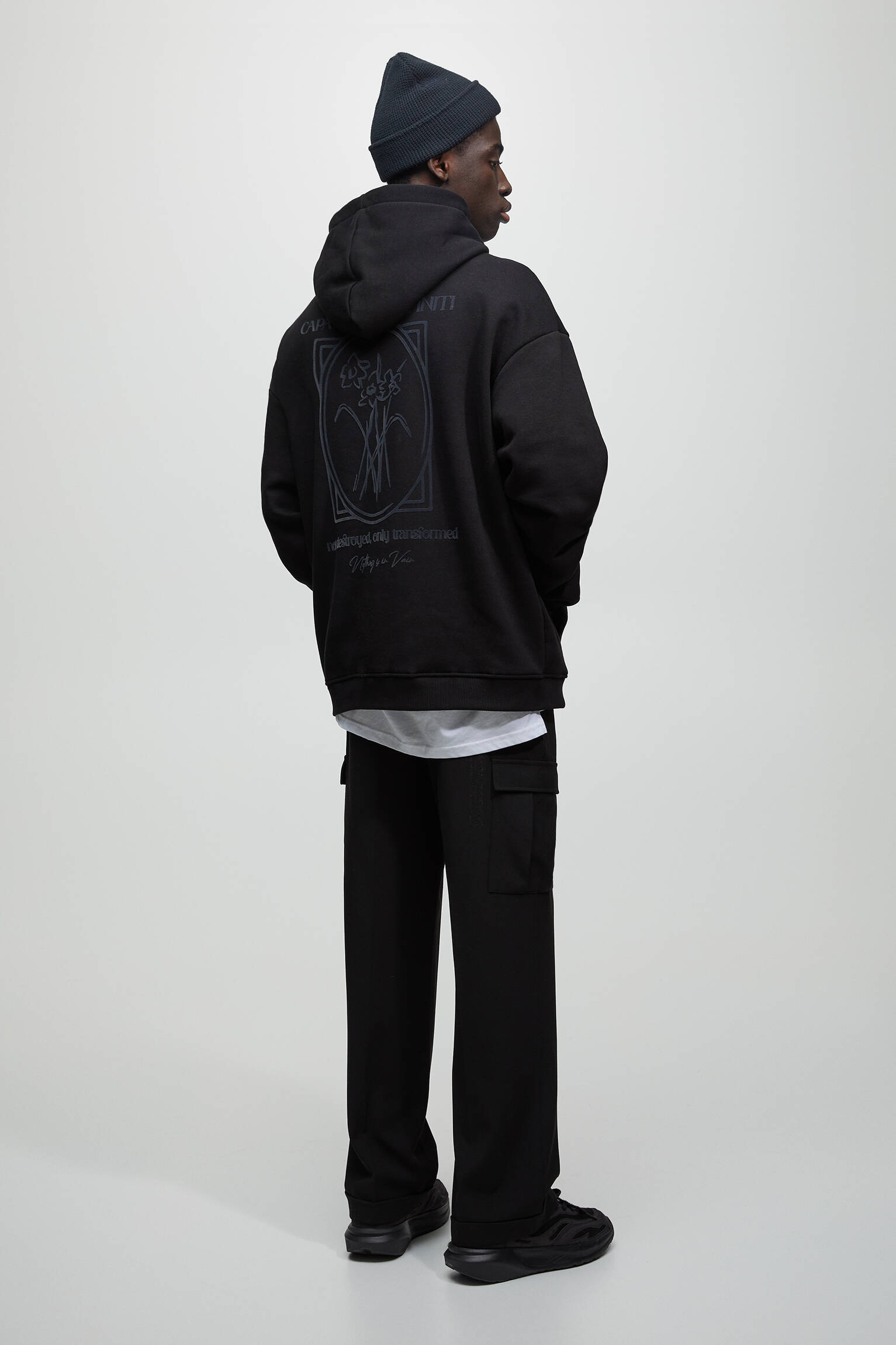 MOLETOM COM CAPUZ ESTAMPADO EM FLOCADO - PRETO