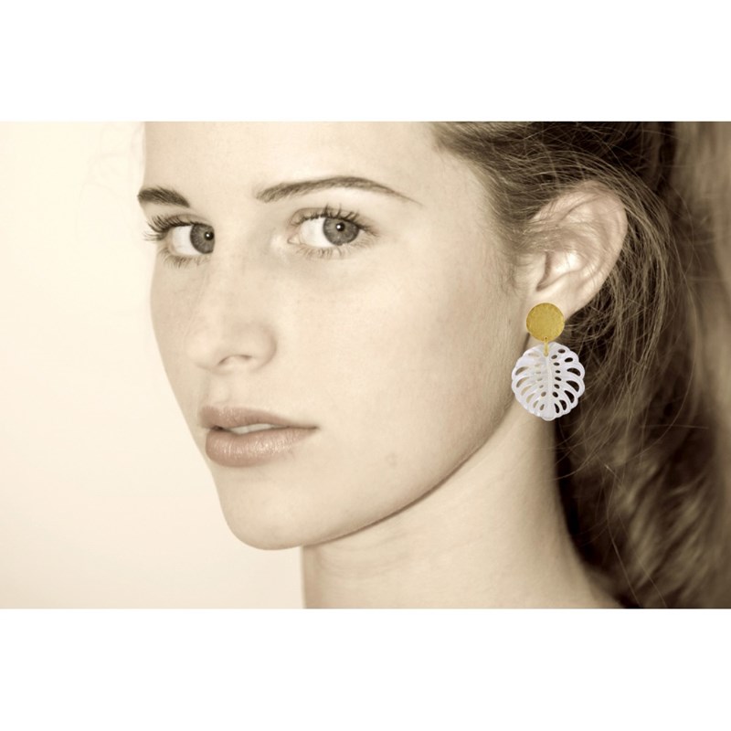 Boucles d'Oreilles Clip Laiton Mat Pastille Brossée Feuille Ajourée en Nacre