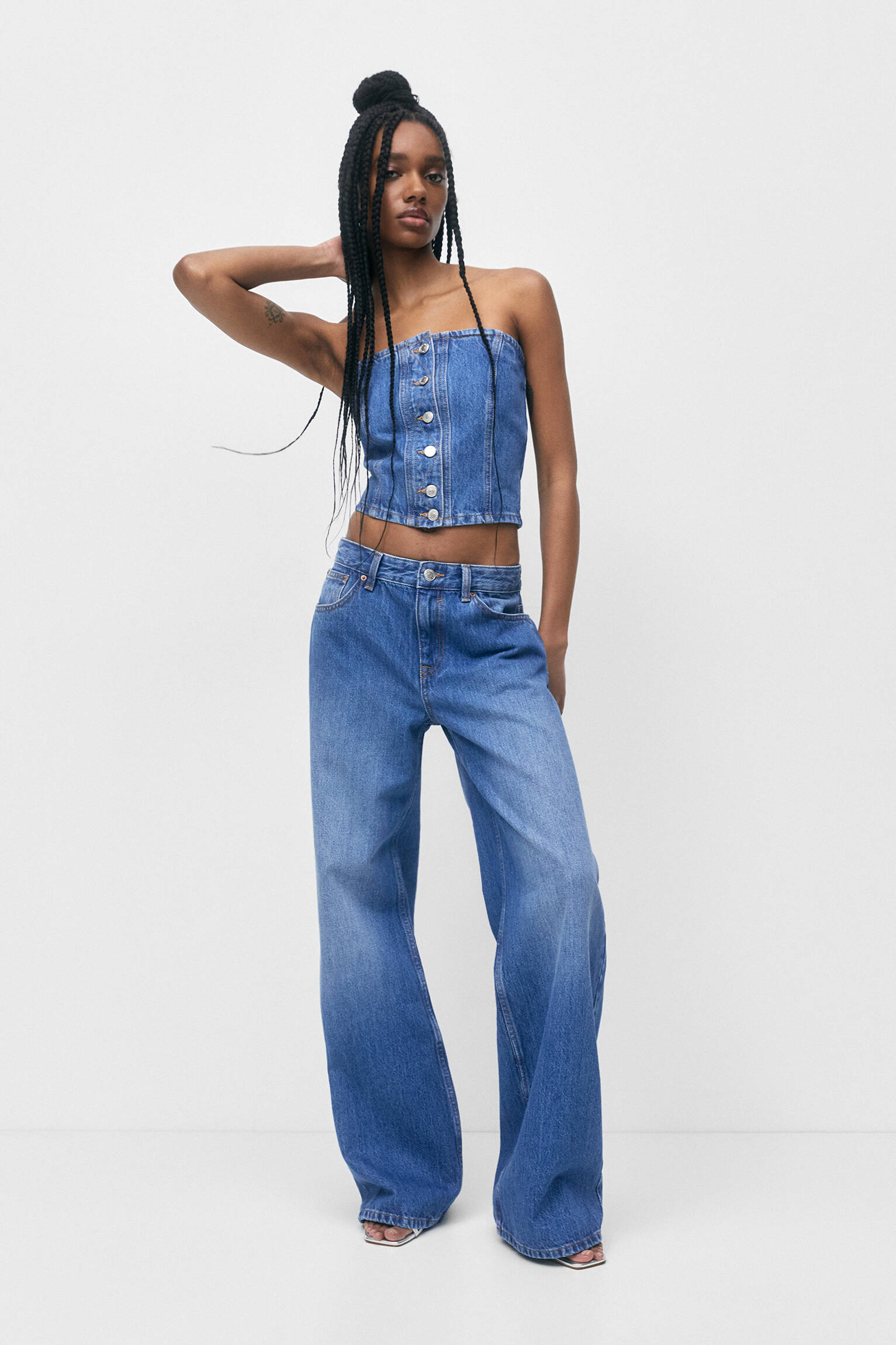 Calça jeans de perna larga e cintura baixa - azul médio