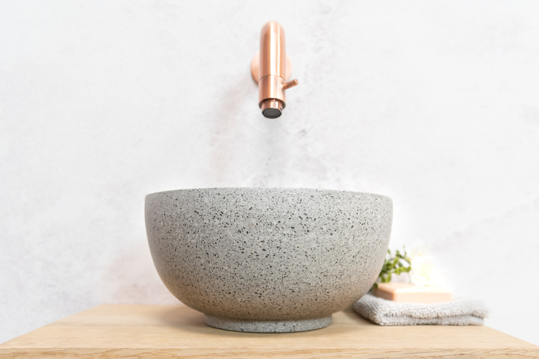 Saniclear Baru fonteinset met eiken plank, grijze terrazzo waskom en koperen kraan voor in het toilet