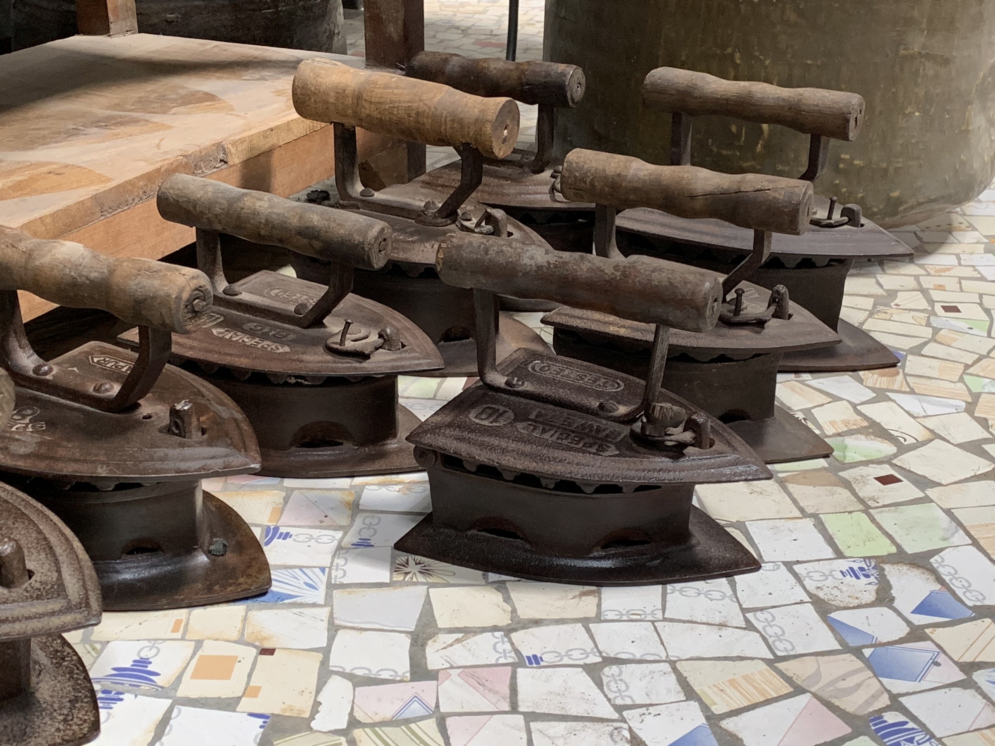 Antikes Bügeleisen, T 20 cm, B 16 cm, H 16 cm von fischer's lagerhaus