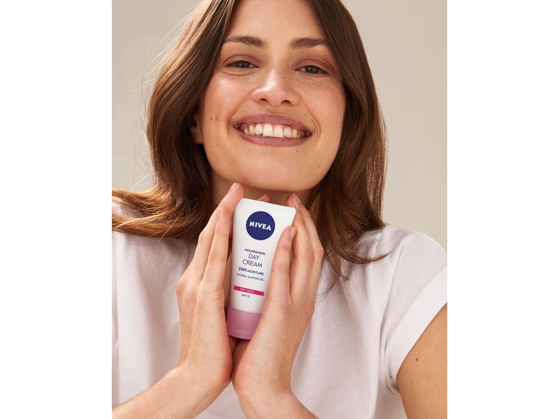 NIVEA Gesichtscrème Essentials 50 ml Feuchtigkeitsspendende und reichhaltige Tagescreme