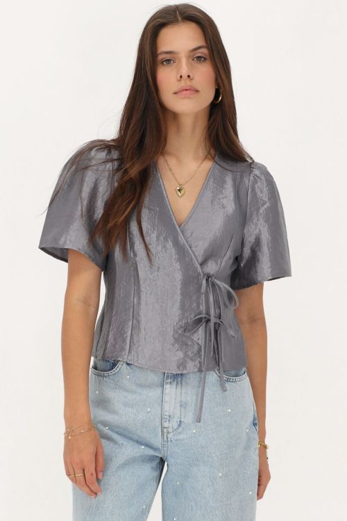 Grijze top met satijn look en strikjes