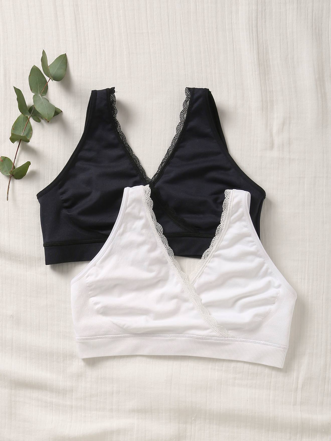 Conjunto de 2 tops de amamentação e maternidade com acabamento em renda branca lisa.