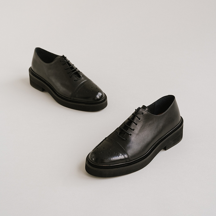Mocassins à lacets et surpiqures  en cuir noir