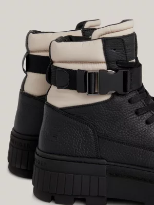 Botas de couro com fivela e solado grosso