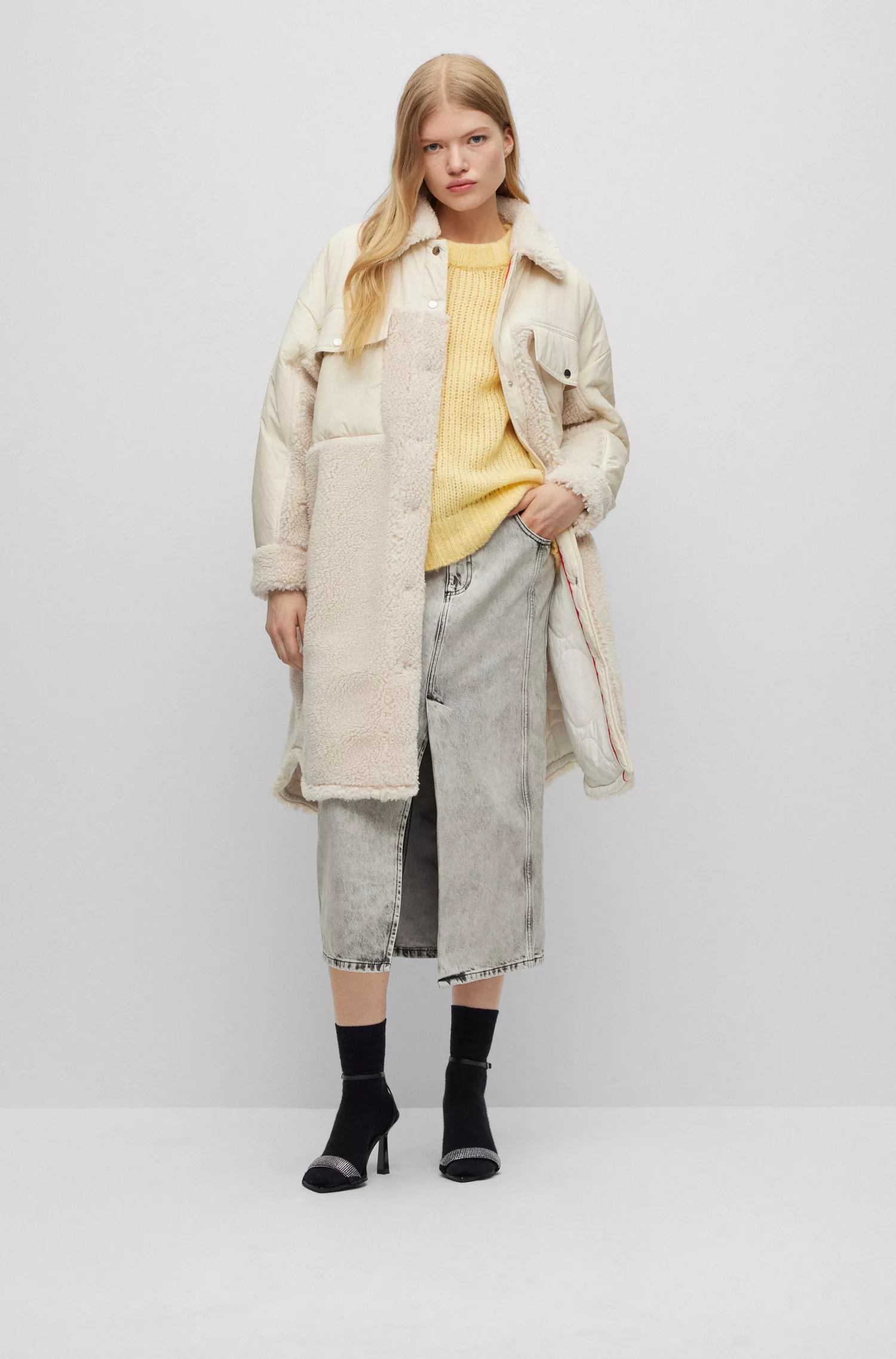 Jaqueta HUGO vermelha de modelagem oversized em tecido misto com forro acolchoado.