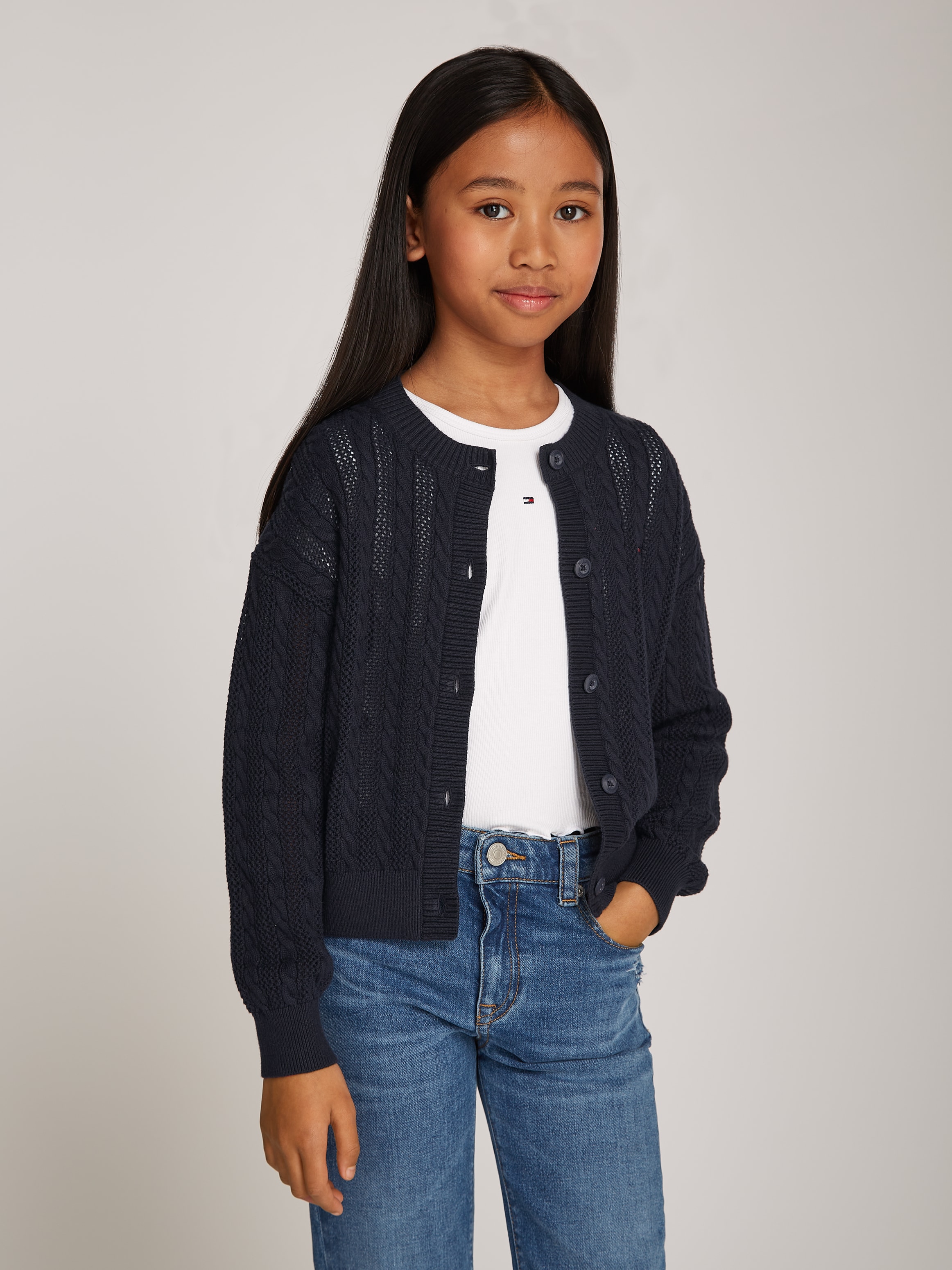 Tommy Hilfiger Strickjacke »ESSENTIAL CABLE REGULAR CARDIGAN« Kinder bis 16 Jahre mit Logostickerei