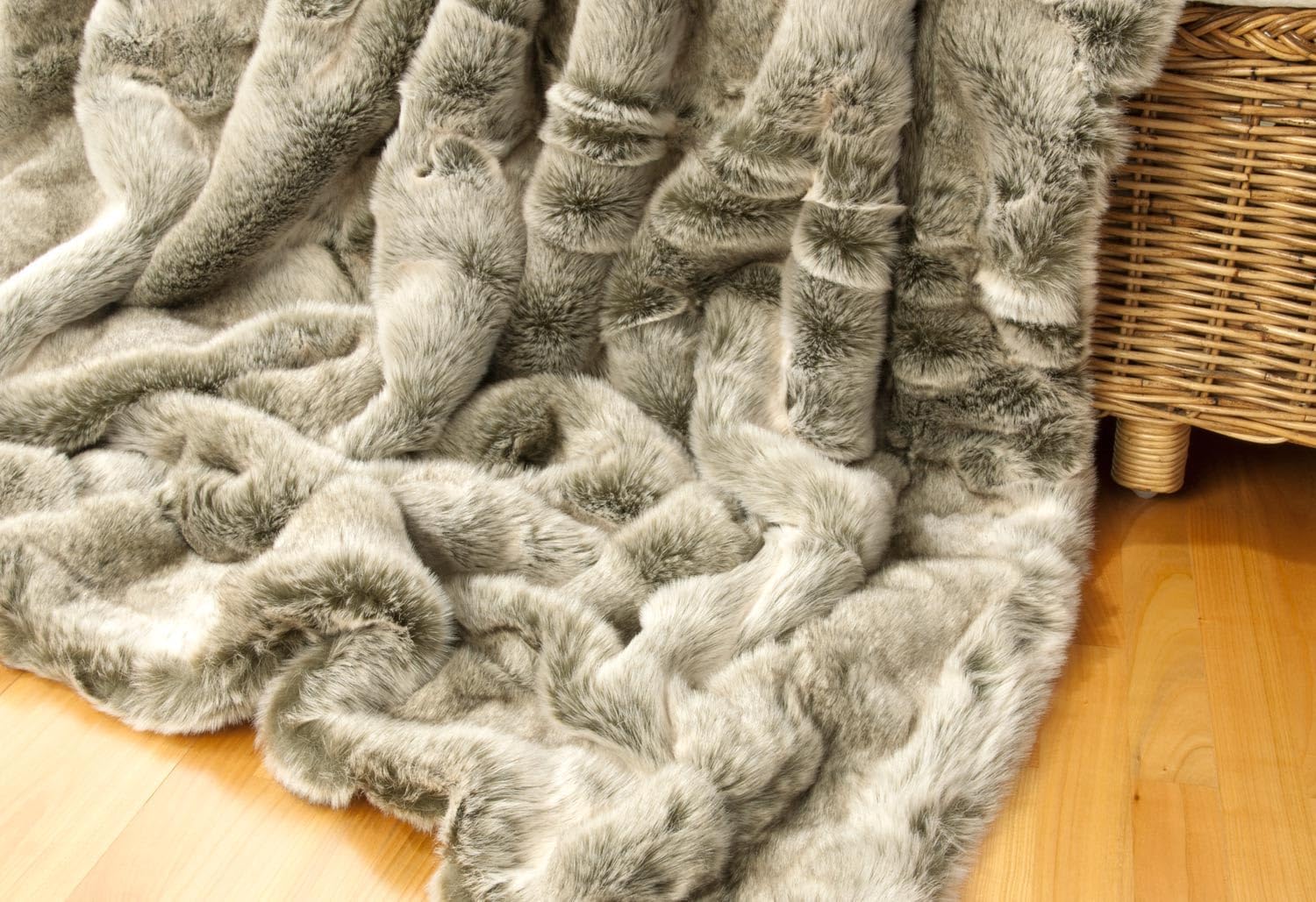 Wohnen & Accessoires GmbH & Co. KG Felldecke, Fellimitat 5 Größen, Webpelzdecke, Grauwolf mit grau-beigem Fell, Kuscheldecke, Tagesdecke oder Fellkissen (150 x 200 cm)