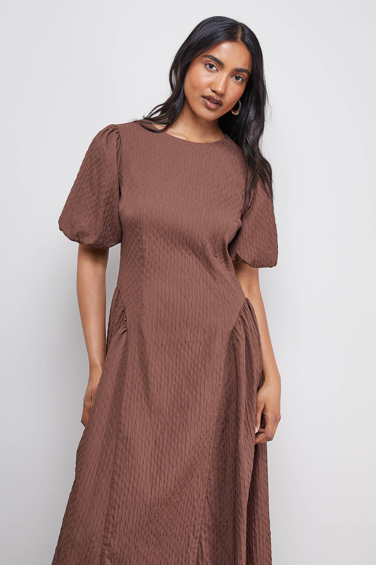 Warehouse Robe Midi à Manches Bouffantes et Détails Godet en Organza Seersucker