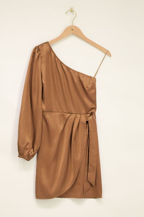 Bruine satijnen one-shoulder jurk met overslag