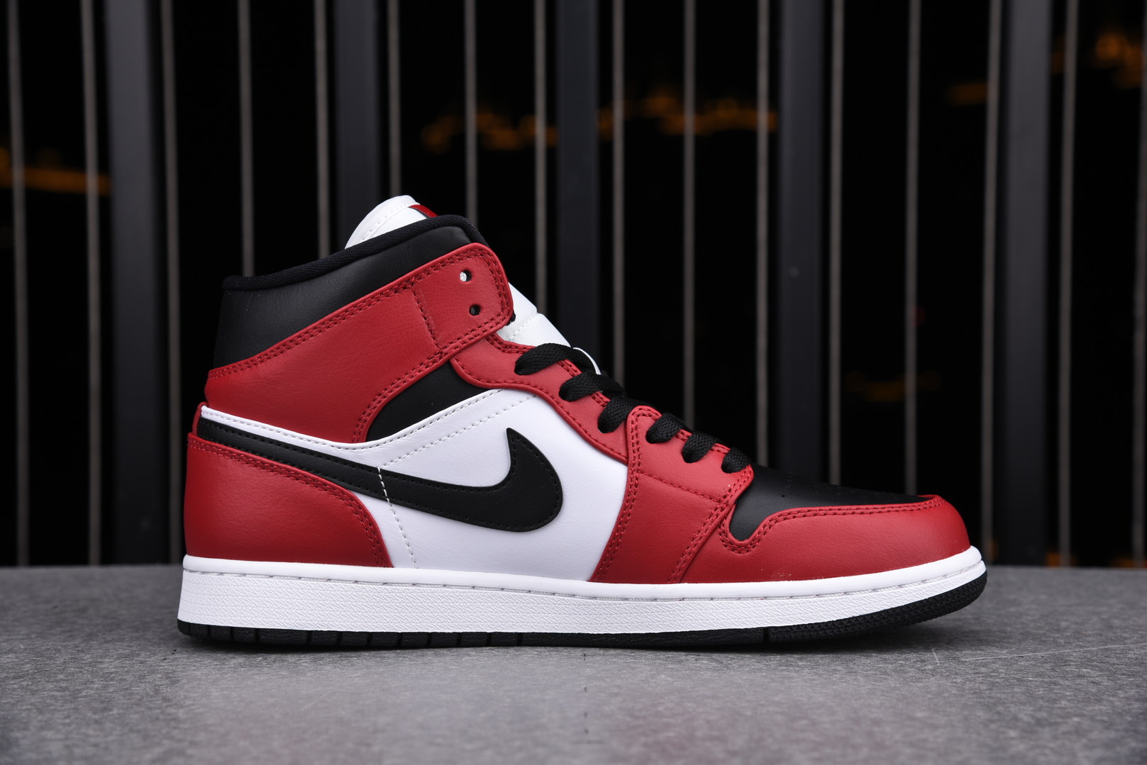 Jordan 1 Mid Chicago Toe