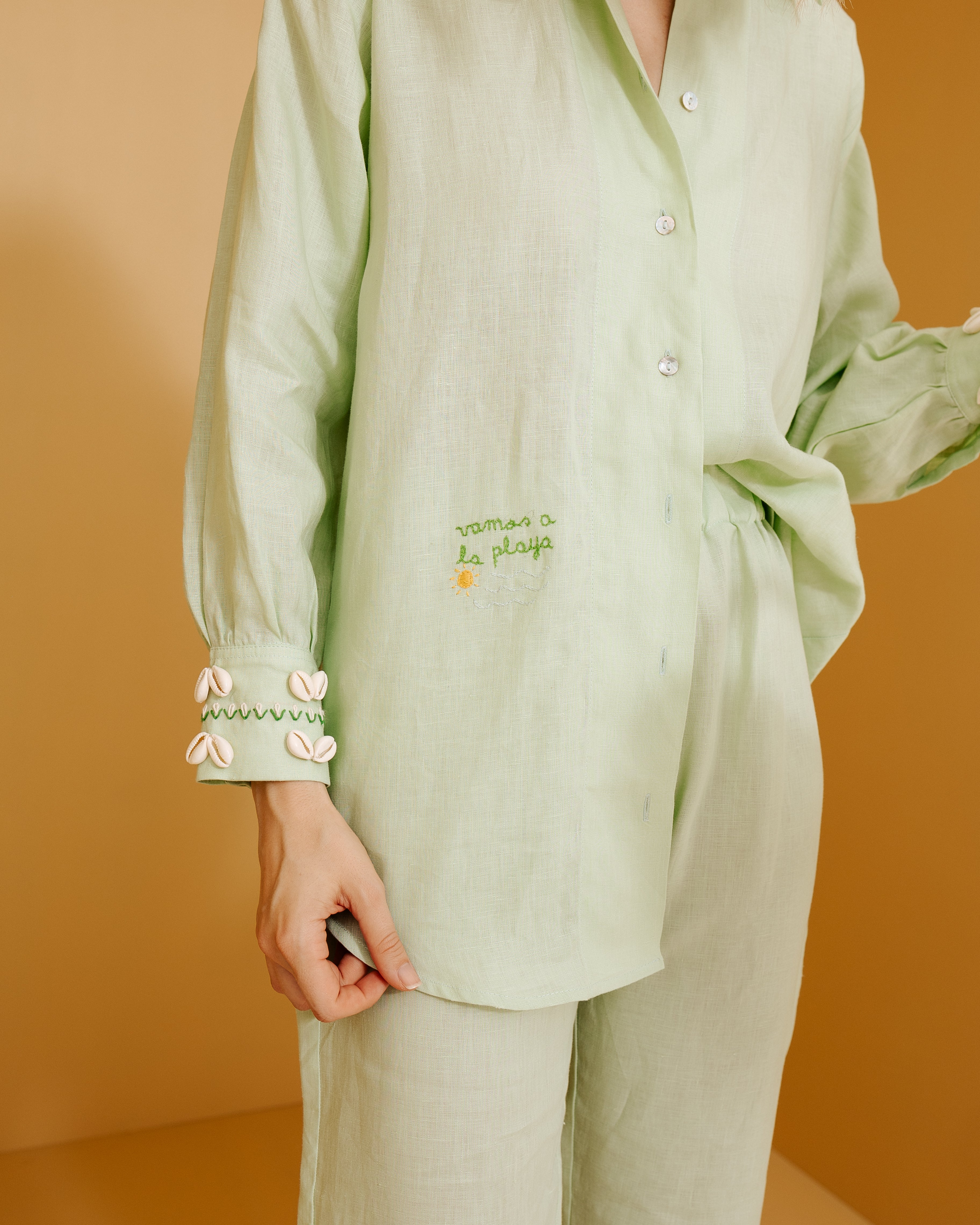 Chemise boyfriend oversize avec détails brodés à la main