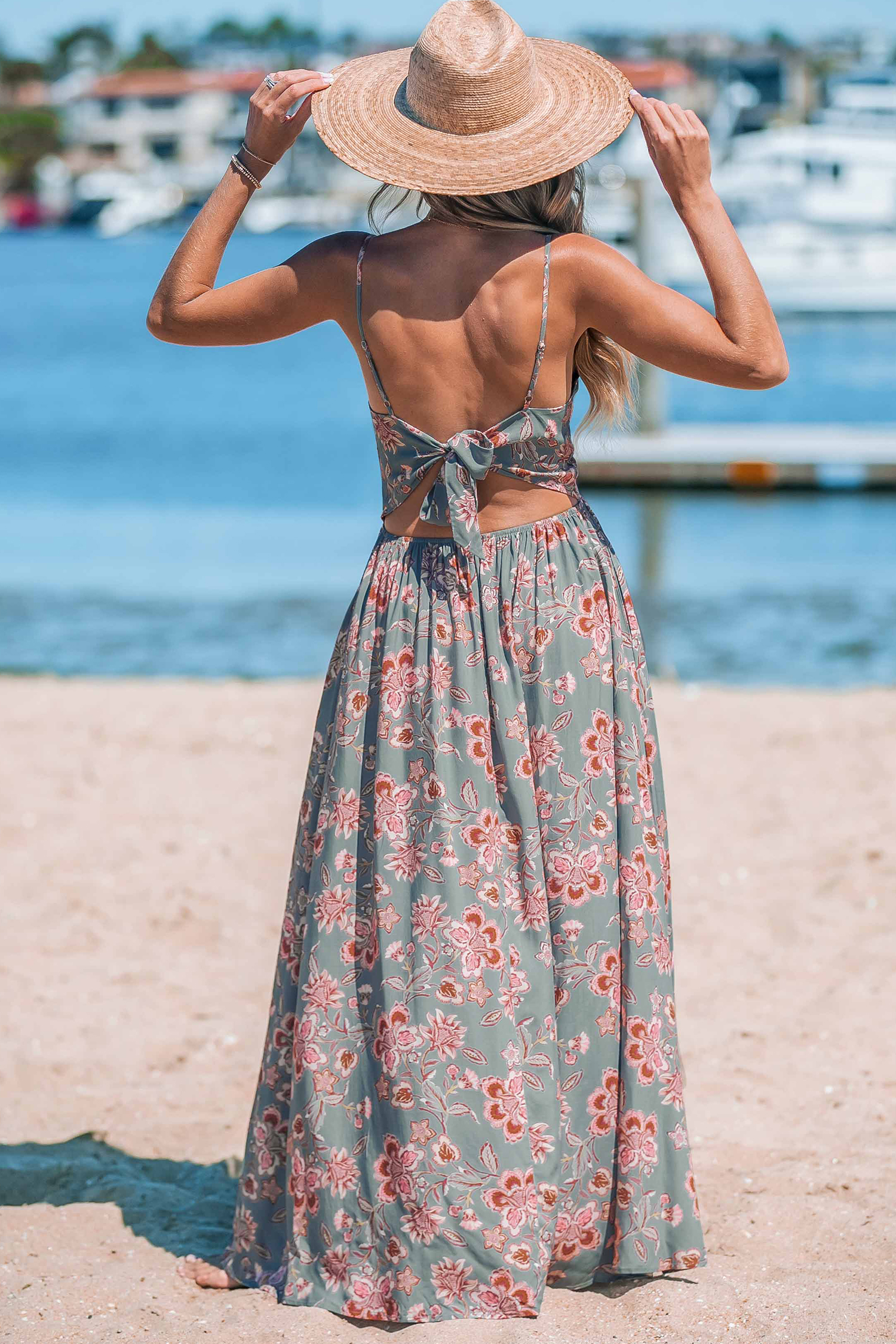 Robe maxi fleurie avec col en cœur torsadé avec trou de serrure