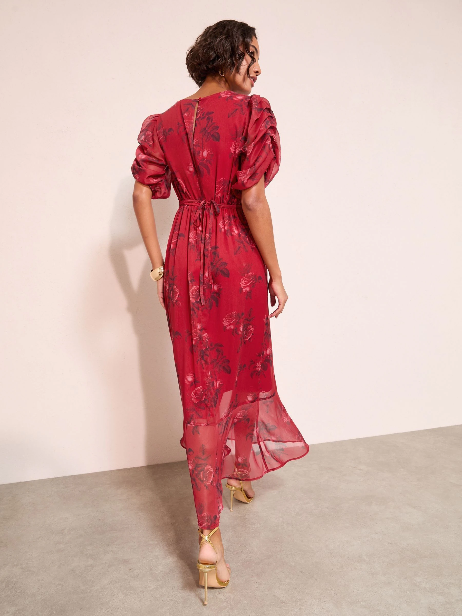 Rood bloemmotief - Friends Like These - Maxi-jurk van chiffon met geplooide mouwen en ruches