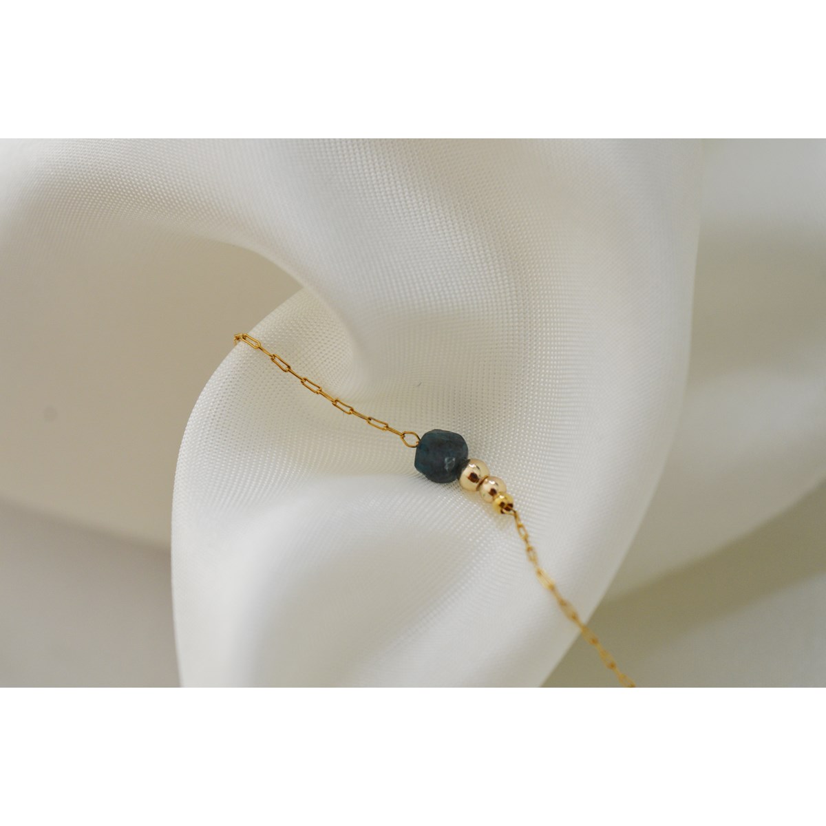 Bracelet  fin orné d une perle semi-precieuse  d'Apatite