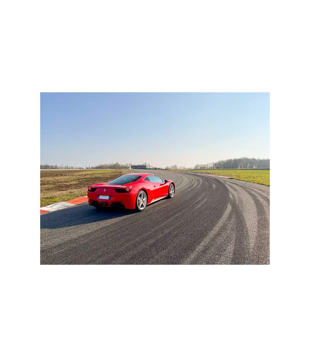 Stage de pilotage : 4 tours de cuircuit au volant d'une Ferrari 458 Italia - SMARTBOX - Coffret Cadeau Sport & Aventure