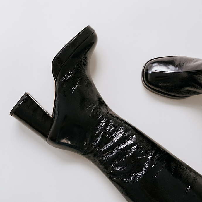 Bottes hautes à bouts ronds  en cuir brillant noir